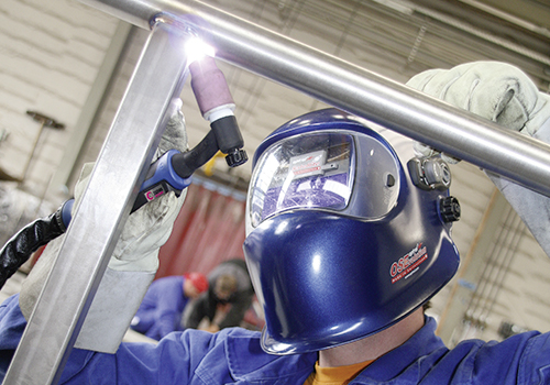 ABITIG® GRIP TIG torch with ergonomic handles and optimized hose package guide from ABICOR BINZEL in use at E & F Metall- und Rohrleitungsbau GmbH in Föhren