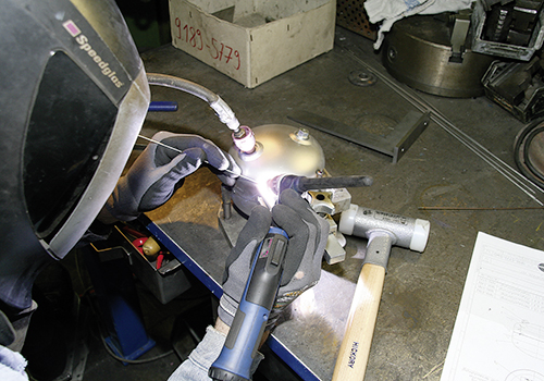 ABITIG® GRIP 450 W SC hand-held burner from ABICOR BINZEL in use at SAMSON AG